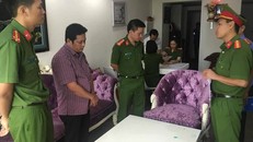 Đỗ Thái Vũ, Giám đốc Ngân hàng TMCP Bưu điện Liên việt chi nhánh Đắk Lắk nghe CQĐT đọc các quyết định khởi tố bị can, bắt tạm giam.