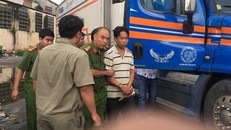 Kẻ đâm chết bạn nhậu được công an đưa tới hiện trường. 