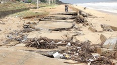 Khoảng bị 200m bờ kè bị sóng đánh vỡ nát