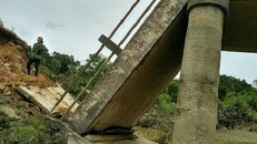 Cây cầu Khe Bượm đã bị gãy sập sau Bão số 11.