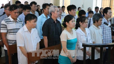 Các bị cáo nghe toà tuyên án.