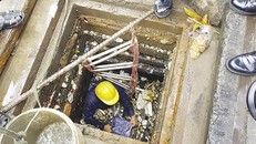 Dưới cống là... siêu rác.