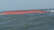 Hiện trường tàu Hồng Anh 69 bị chìm ở cảng Cửa Lò.