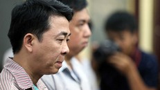 Bị cáo Nguyễn Minh Hùng nghe tuyên án sáng 30.10