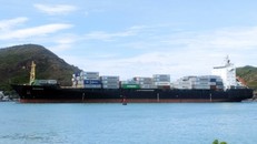 Luồng lạch vào cảng Quy Nhơn bị bồi lấp khiến các tàu hàng khó di chuyển 