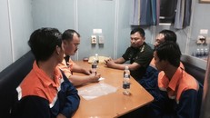 Lực lượng Đồn biên phòng Côn Đảo tiến hành các thủ tục tiếp nhận 03 ngư dân bị nạn từ tàu SAR413