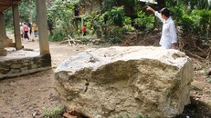 Đá lăn tới gần gầm sàn nhà hộ dân ở bản Mướp.