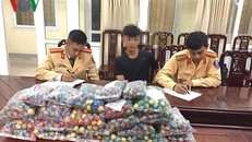 Đối tượng cùng tang vật tại cơ quan điều tra.