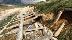 Hồ Cửa Đạt đang sạt lở nghiêm trọng