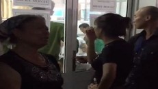 Người nhà bệnh nhi bức xúc đứng trước cửa khoa hồi sức đề nghị BV làm rõ sự việc.