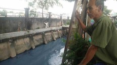 Cả khu phố sống thấp thỏm vì con kênh đổi màu