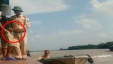 Người trong trang phục CSGT đường thủy đoạn trên sông Ninh Cơ (Giao Thủy, Nam Định). Ảnh: Cắt từ clip.