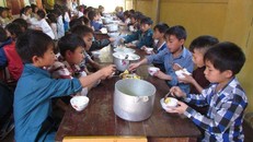 Các em học sinh trường bán trú Bản Công trong một bữa ăn.