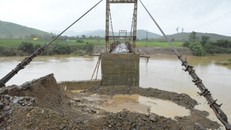 Mố cầu treo bị đổ sập hoàn toàn.