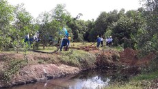 Cơ quan chức năng xử lý chất thải bị đổ ra môi trường