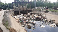 Mương nước bị biến thành điểm chứa rác khiến cả khu vực chìm trong ô nhiễm.