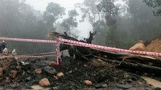 Điểm km64+210 quốc lộ 27C bị sạt lở đến 4 lần trong ngày 2/12. 