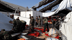 Lực lượng quân đội hỗ trợ dựng lại gian hàng cho các hộ kinh doanh tham gia hội chợ