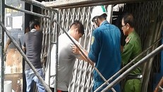 Công an và các lực lượng nghiệp vụ phá dỡ công trình để vào hiện trường.