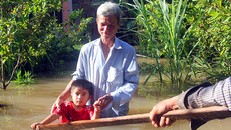 Vỡ đê, nước dâng cao, đời sống, sinh hoạt của người dân bị ảnh hưởng nghiêm trọng.