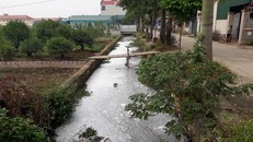 Trước khi bàn giao hệ thống thoát nước, một lượng rác dưới cống đã được vớt lên