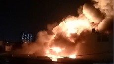 Biển lửa bao trùm xưởng mút ở quận Tân Phú trong nhiều giờ.