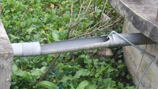 Nhiều đường ống dẫn nước từ bể này qua bể khác đã bị vỡ