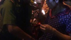 Lực lượng chức năng kiểm tra 2 đối tượng trên đường Tùng Thiện Vương (quận 8).