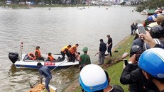 Lực lượng cứu hộ trục vớt thi thể người xấu số lên bờ