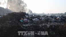 Bãi rác lớn nằm sát bên đường tỉnh lộ 395 đoạn Cầu Sộp, xã Vĩnh Tuy (huyện Bình Giang, tỉnh Hải Dương). Ảnh: Hiền Anh - TTXVN