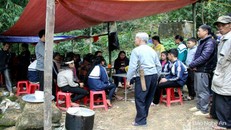  Người dân đến chia buồn với gia đình nữ sinh Hà Thị Linh.