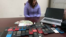 Hoàng Thị Mai cùng điện thoại để điều hành gái mại dâm tại cơ quan công an.