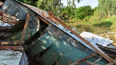 Hiện trường vụ sạt lở khiến 4 căn nhà rơi xuống kênh