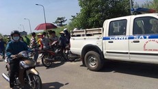 Công an quận 9 phong tỏa hiện trường vụ nghi án phát hiện thi thể người đàn ông cháy đen ở khu tái định cư Long Sơn, phường Long Bình.