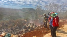 Người dân bức xúc khi chứng kiến cảnh đốt lộ thiên của chủ bãi tập kết rác