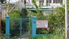 Nhà bác sĩ Thạch ở ấp Đông xã Kim Sơn, nơi dư luận đồn đãi ông khóa cửa nhốt vợ suốt 17 năm qua - Ảnh: Thanh Anh