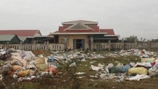 Rác thải ngập tràn chợ Hòa Ninh, xã Quảng Hòa