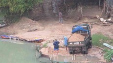 Khai thác cát trên sông Hà Thanh tại thị trấn Diêu Trì bằng xuồng nhỏ