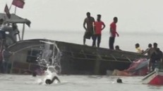 Tàu chở 40 học sinh lật giữa biển, nhiều người mất tích