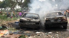 Hai chiếc xe ô tô bị thiêu rụi...