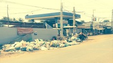 Bãi rác trước hàng rào bao khu vực xây mới chợ Hòa Bình (xã Thành Long, huyện Châu Thành)