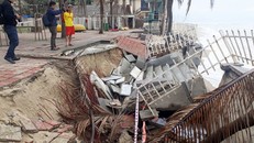 Một đoạn bờ biển bị xâm thực nghiêm trọng