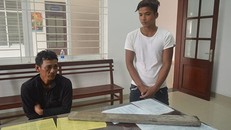 Cha và con cùng hung khí tại cơ quan điều tra. 