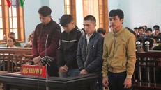 Nguyễn Thành Nhân (thứ 2 tính từ bên phải qua) cùng nhóm bị cáo