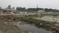 Ven đường quốc lộ 21B qua thôn Xà Cầu.