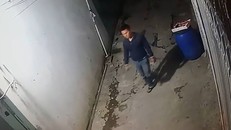 Hình ảnh nghi can lấy trộm xe máy, điện thoại nữ sinh.