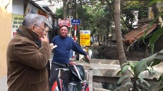 Người dân sống dọc sông Cầu Đá phải làm quen với mùi xú uế hơn chục năm nay