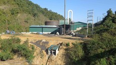 Phía sau Nhà máy chế biến tinh bột sắn của Công ty Cổ phần tinh bột Hồng Điệp- Điện Biên, nơi xảy ra sự cố vỡ bể chứa chất thải. (Ảnh: Xuân Tiến/TTXVN)