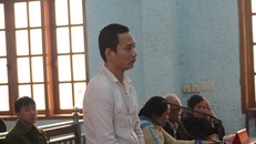 Bị cáo Dương đứng trước vành móng ngựa. 