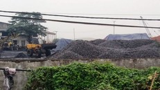 Bãi tập kết than không che chắn, nằm ngay sát tường các hộ dân phường Quảng Hưng, thành phố Thanh Hóa.